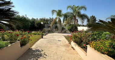 RESALE DETACHED 5 BEDROOM VILLA ON LARGE PLOT IN YPSONAS