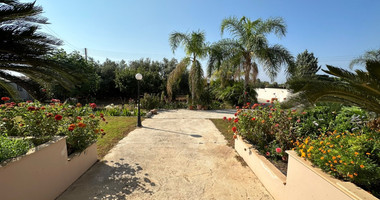 RESALE DETACHED 5 BEDROOM VILLA ON LARGE PLOT IN YPSONAS