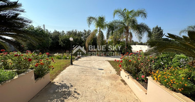 RESALE DETACHED 5 BEDROOM VILLA ON LARGE PLOT IN YPSONAS