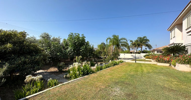 RESALE DETACHED 5 BEDROOM VILLA ON LARGE PLOT IN YPSONAS