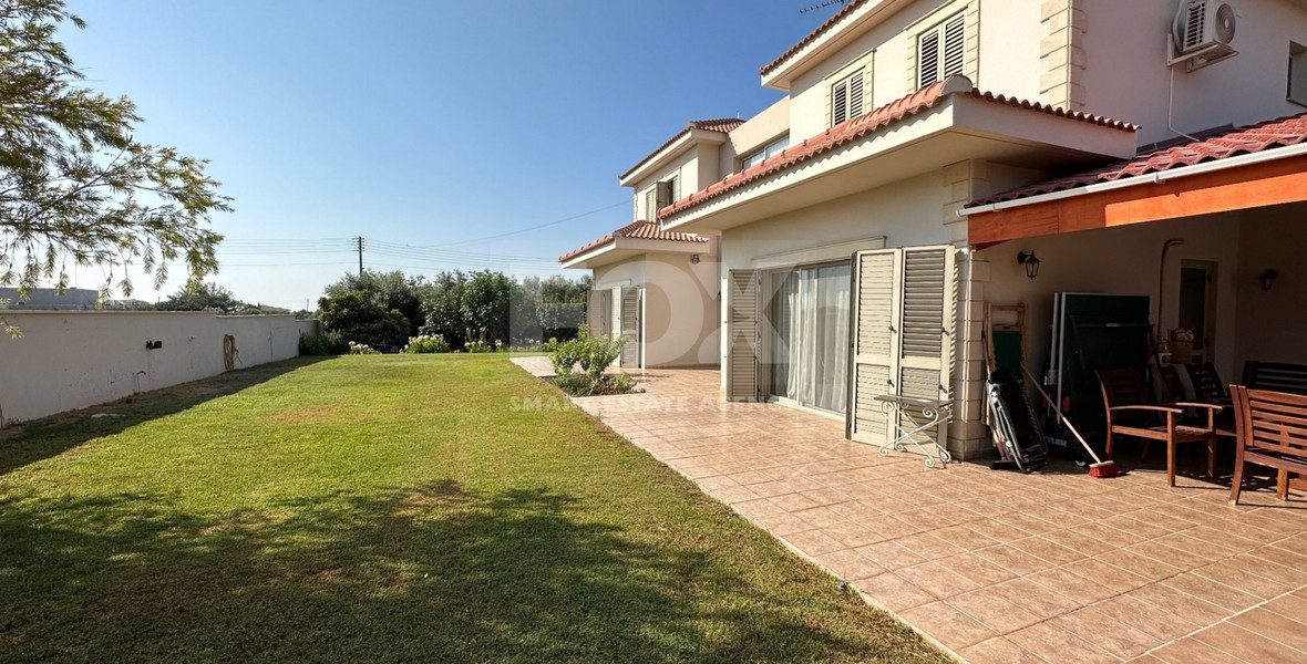 RESALE DETACHED 5 BEDROOM VILLA ON LARGE PLOT IN YPSONAS