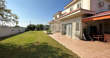 RESALE DETACHED 5 BEDROOM VILLA ON LARGE PLOT IN YPSONAS