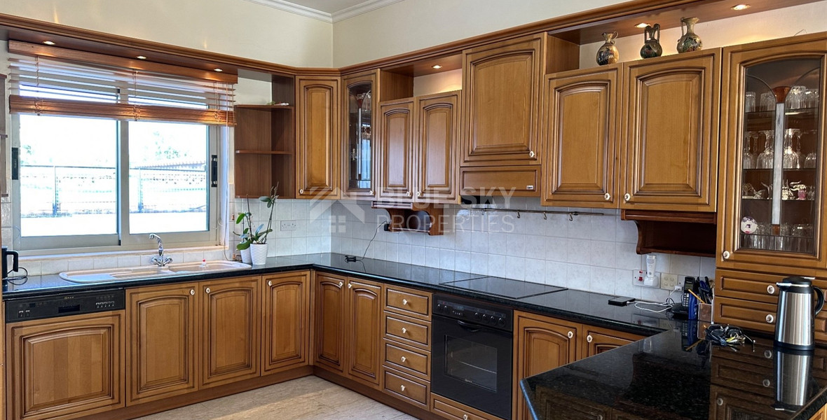 RESALE DETACHED 5 BEDROOM VILLA ON LARGE PLOT IN YPSONAS