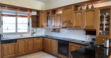 RESALE DETACHED 5 BEDROOM VILLA ON LARGE PLOT IN YPSONAS