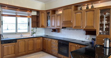 RESALE DETACHED 5 BEDROOM VILLA ON LARGE PLOT IN YPSONAS