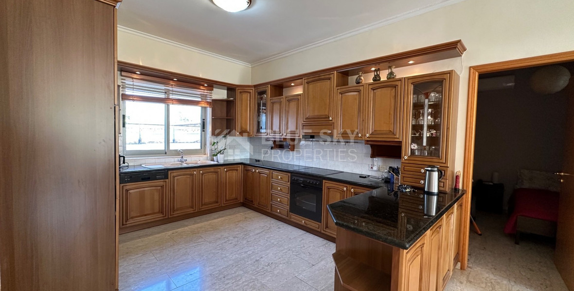 RESALE DETACHED 5 BEDROOM VILLA ON LARGE PLOT IN YPSONAS