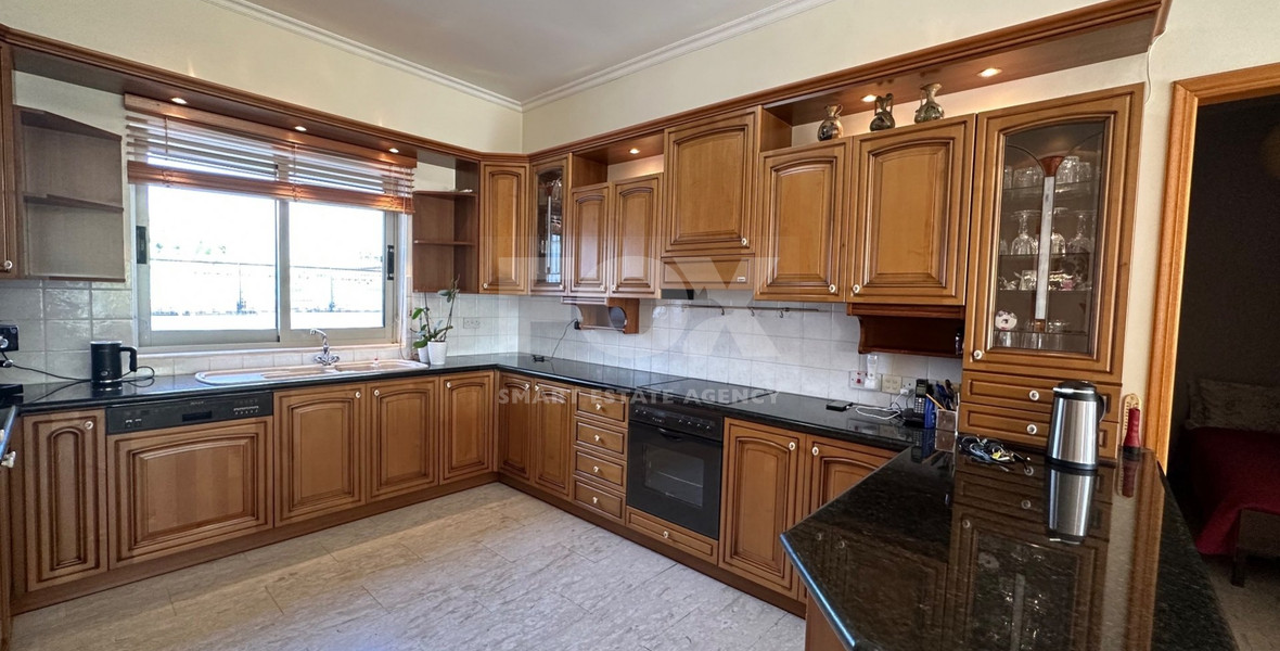 RESALE DETACHED 5 BEDROOM VILLA ON LARGE PLOT IN YPSONAS