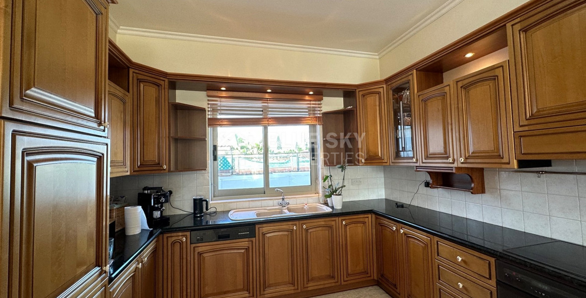 RESALE DETACHED 5 BEDROOM VILLA ON LARGE PLOT IN YPSONAS