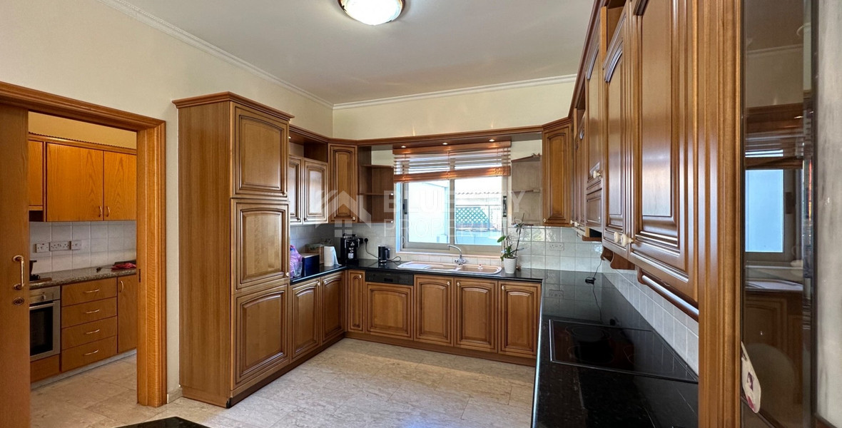 RESALE DETACHED 5 BEDROOM VILLA ON LARGE PLOT IN YPSONAS