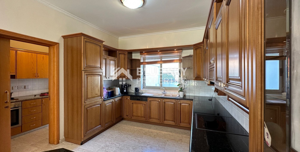 RESALE DETACHED 5 BEDROOM VILLA ON LARGE PLOT IN YPSONAS