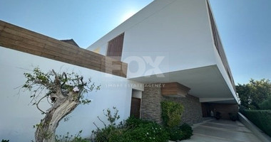 LUXURY 5 BEDROOM VILLA IN ELEVATED CENTRAL LOCATION