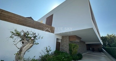 LUXURY 5 BEDROOM VILLA IN ELEVATED CENTRAL LOCATION