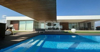 LUXURY 5 BEDROOM VILLA IN ELEVATED CENTRAL LOCATION