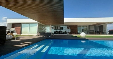 LUXURY 5 BEDROOM VILLA IN ELEVATED CENTRAL LOCATION