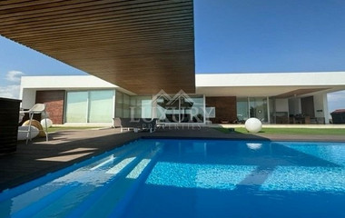 LUXURY 5 BEDROOM VILLA IN ELEVATED CENTRAL LOCATION