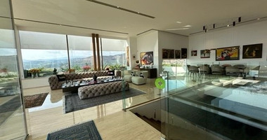 LUXURY 5 BEDROOM VILLA IN ELEVATED CENTRAL LOCATION