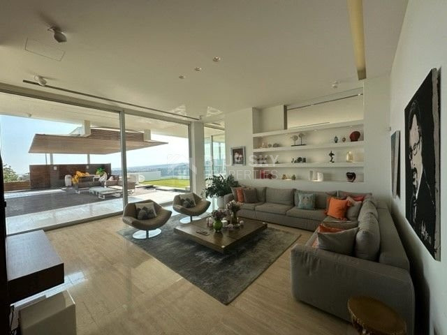 LUXURY 5 BEDROOM VILLA IN ELEVATED CENTRAL LOCATION