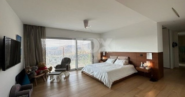 LUXURY 5 BEDROOM VILLA IN ELEVATED CENTRAL LOCATION