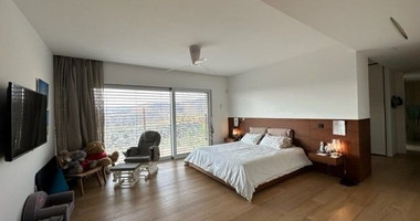 LUXURY 5 BEDROOM VILLA IN ELEVATED CENTRAL LOCATION