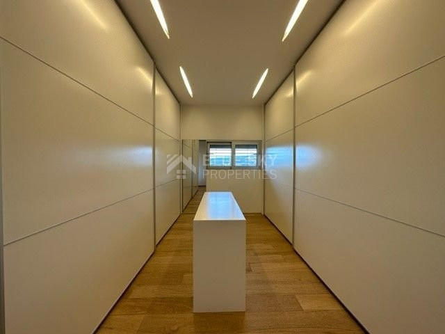 LUXURY 5 BEDROOM VILLA IN ELEVATED CENTRAL LOCATION