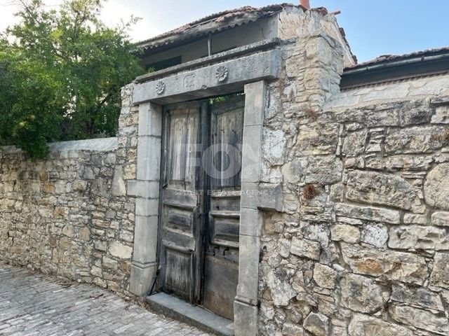VINTAGE STONE HOUSE