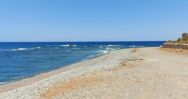Seafront 4- bedroom villa ,just 100m from the beach, in Pomos Village