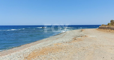 Seafront 4- bedroom villa ,just 100m from the beach, in Pomos Village