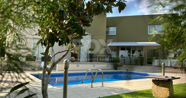 5 bedroom Villa on large plot with landscaped gardens and swimming pool