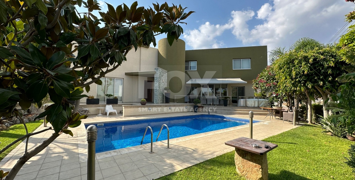 5 bedroom Villa on large plot with landscaped gardens and swimming pool