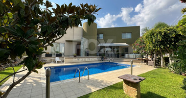 5 bedroom Villa on large plot with landscaped gardens and swimming pool