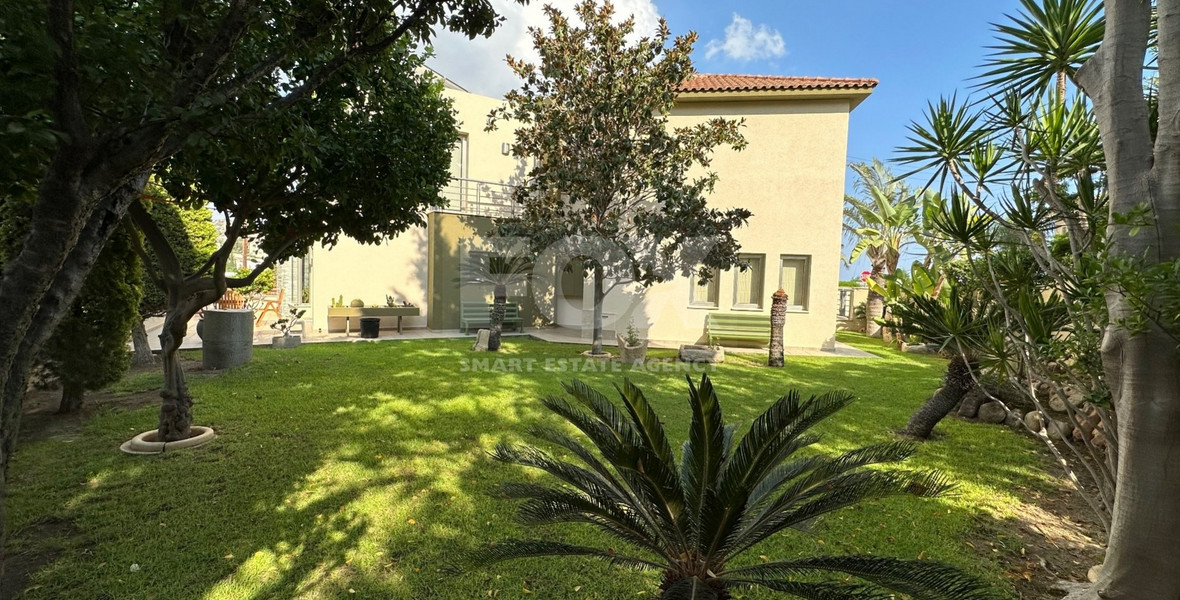 5 bedroom Villa on large plot with landscaped gardens and swimming pool