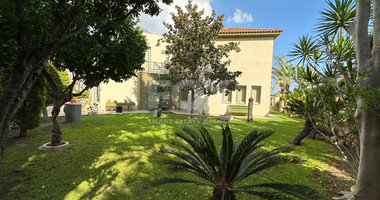 5 bedroom Villa on large plot with landscaped gardens and swimming pool