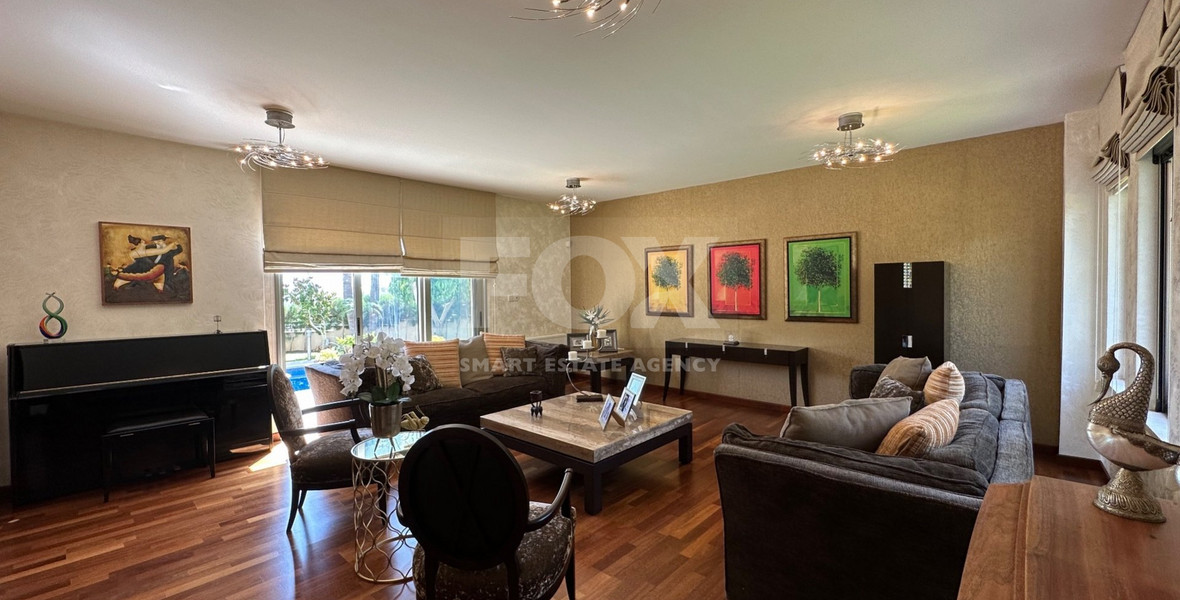 5 bedroom Villa on large plot with landscaped gardens and swimming pool