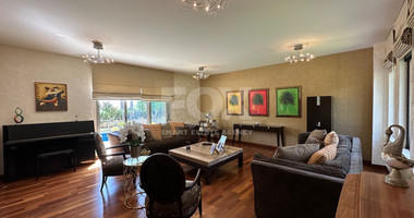5 bedroom Villa on large plot with landscaped gardens and swimming pool