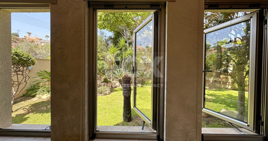 5 bedroom Villa on large plot with landscaped gardens and swimming pool
