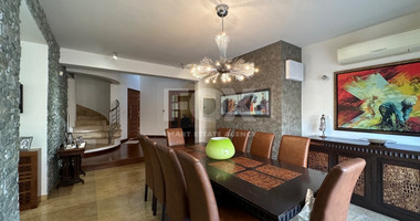 5 bedroom Villa on large plot with landscaped gardens and swimming pool