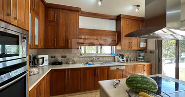 5 bedroom Villa on large plot with landscaped gardens and swimming pool