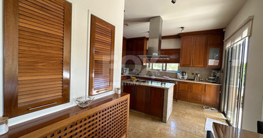 5 bedroom Villa on large plot with landscaped gardens and swimming pool