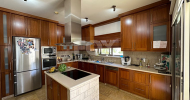 5 bedroom Villa on large plot with landscaped gardens and swimming pool