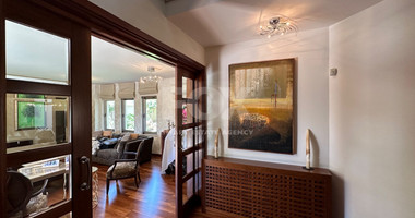 5 bedroom Villa on large plot with landscaped gardens and swimming pool