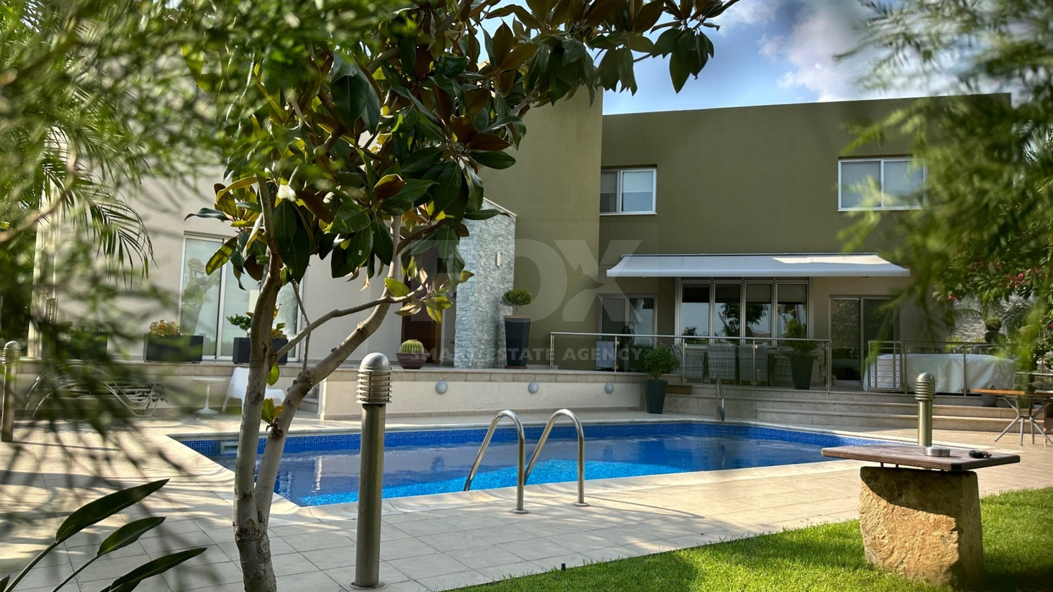 5 bedroom Villa on large plot with landscaped gardens and swimming pool