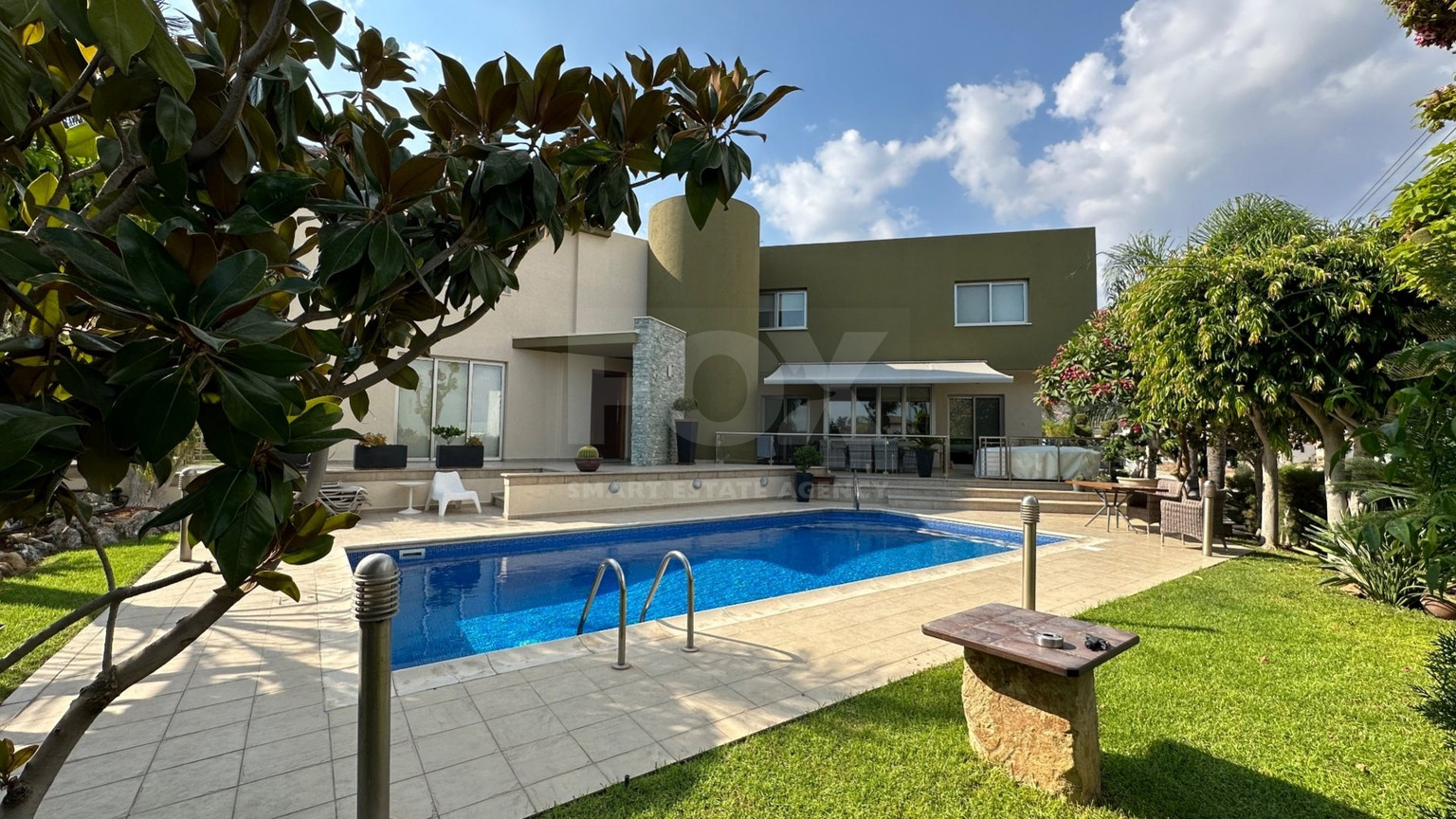 5 bedroom Villa on large plot with landscaped gardens and swimming pool