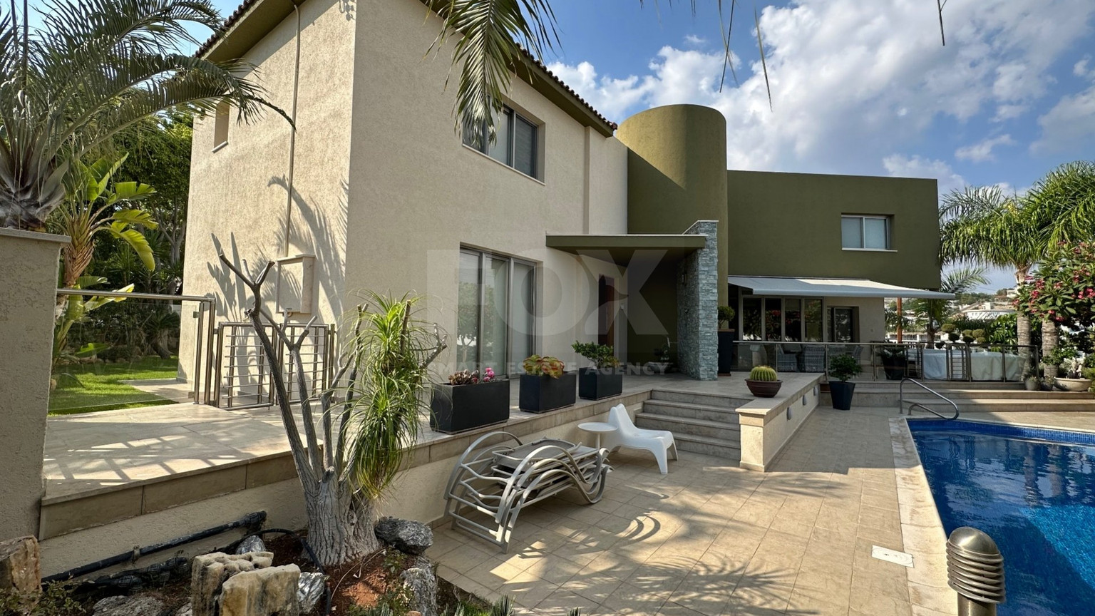 5 bedroom Villa on large plot with landscaped gardens and swimming pool