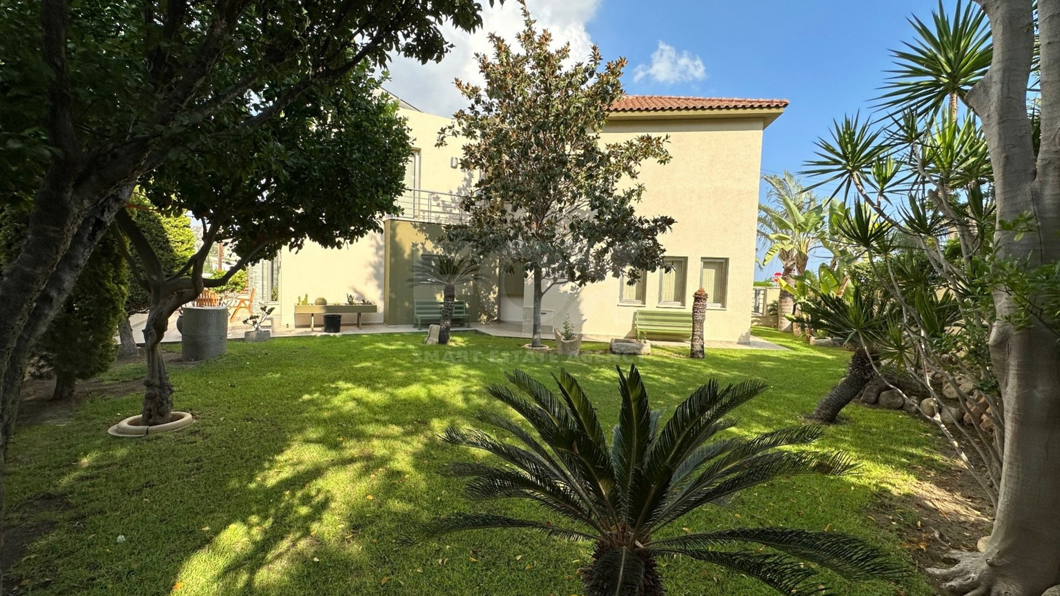 5 bedroom Villa on large plot with landscaped gardens and swimming pool