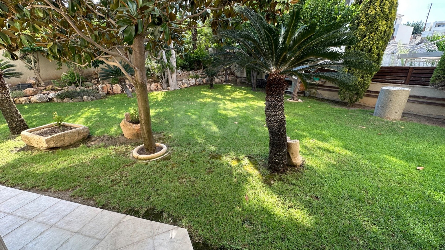 5 bedroom Villa on large plot with landscaped gardens and swimming pool