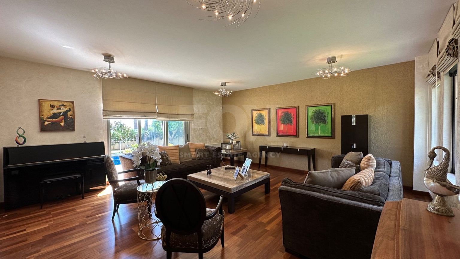 5 bedroom Villa on large plot with landscaped gardens and swimming pool