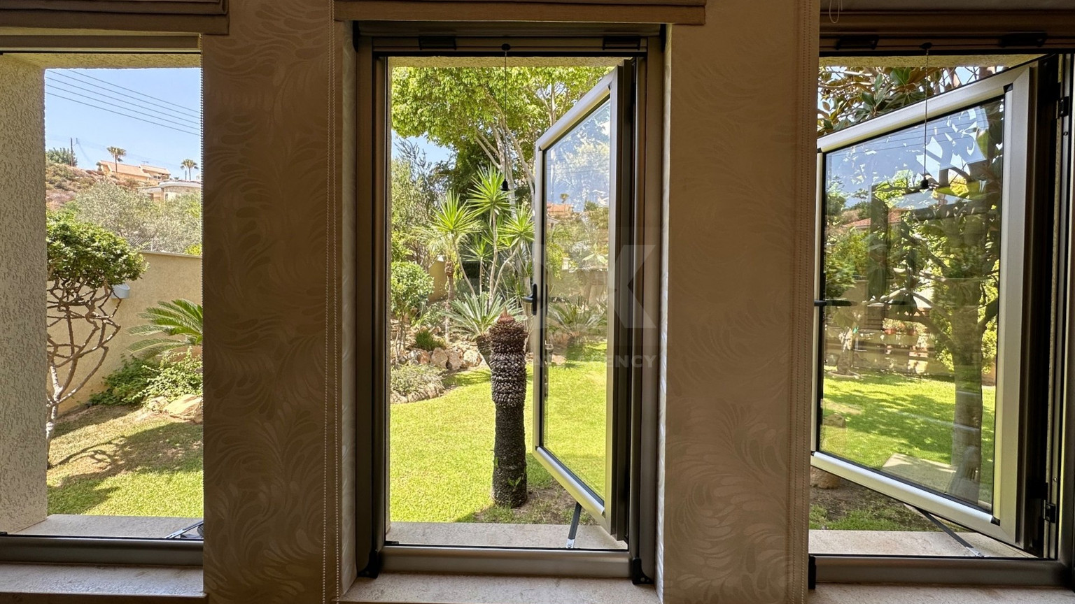 5 bedroom Villa on large plot with landscaped gardens and swimming pool