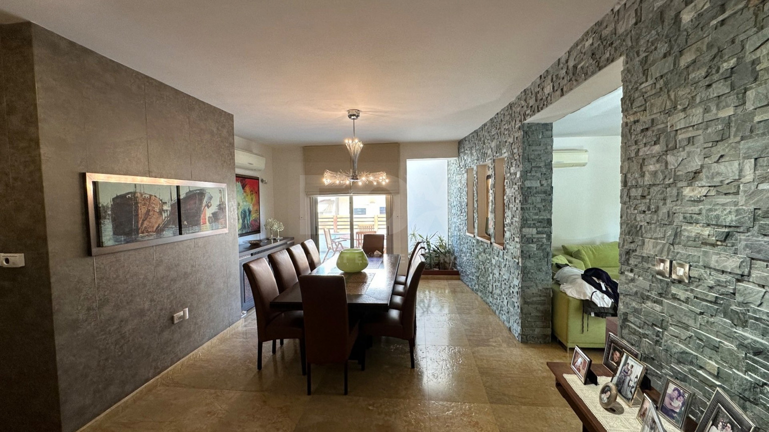 5 bedroom Villa on large plot with landscaped gardens and swimming pool