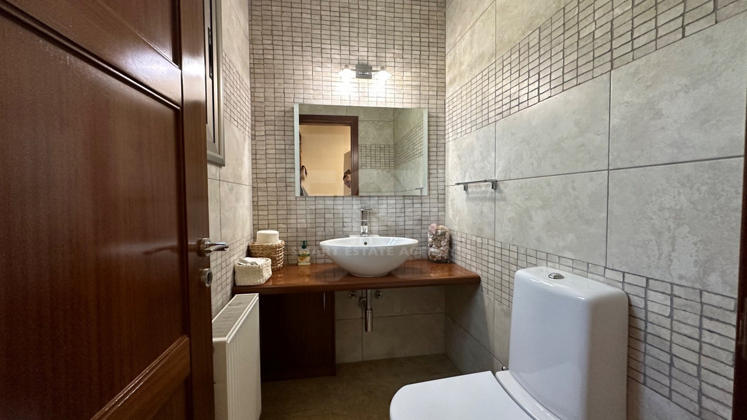 5 bedroom Villa on large plot with landscaped gardens and swimming pool