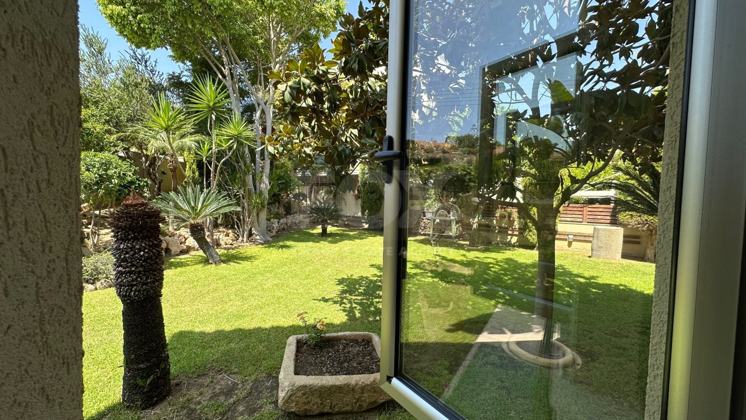 5 bedroom Villa on large plot with landscaped gardens and swimming pool
